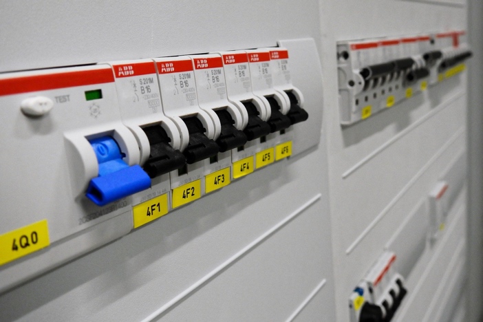 electrician 1080573-1920-2-702x468